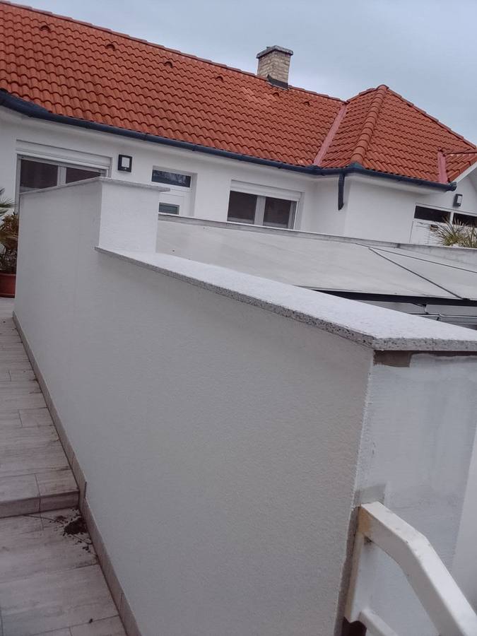 Kerítésfal fedköve, időjárásálló kialakítás